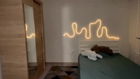 Emi online show from 02-12-26, 04:57