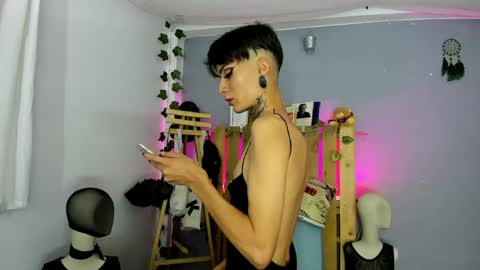 Snapshot of ari_uchis chatting on 05-21-26, 02:29 Annie online show from 05-21-26, 02:29