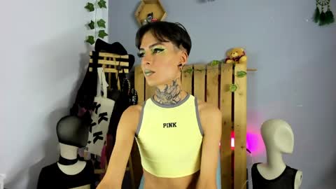 Snapshot of ari_uchis chatting on 05-29-26, 01:14 Annie online show from 05-29-26, 01:14