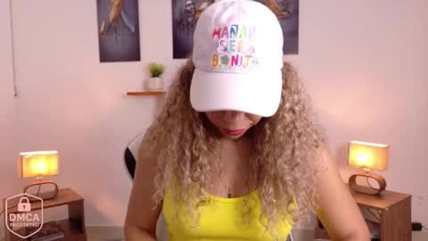 Snapshot of aria_bliss_01 chatting on 11-06-25, 01:23 aria_bliss_01 online show from 11-06-25, 01:23