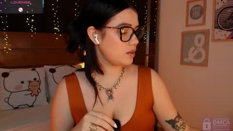Snapshot of aria_bloomer chatting on 04-21-26, 09:17 Ari online show from 04-21-26, 09:17