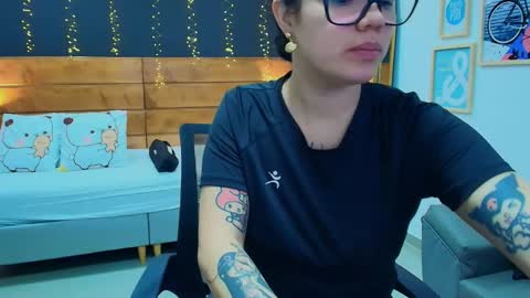 Snapshot of aria_bloomer chatting on 04-26-26, 12:36 Ari online show from 04-26-26, 12:36