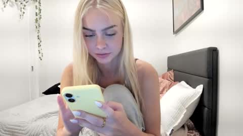 Snapshot of ariah_is_blonde chatting on 05-08-26, 11:21 Ariah online show from 05-08-26, 11:21