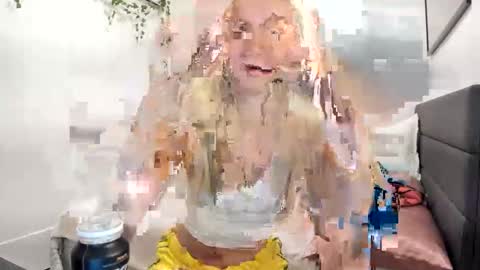 Snapshot of ariah_is_blonde chatting on 06-06-26, 10:25 Ariah online show from 06-06-26, 10:25