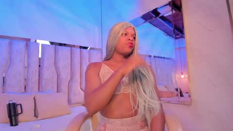 ariana_grande233 online show from 04-18-26, 11:47