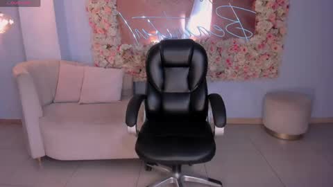 Snapshot of ariananova chatting on 05-08-26, 03:23 Your Girl online show from 05-08-26, 03:23