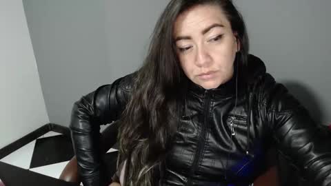 Snapshot of arielle_ninon chatting on 12-22-24, 06:17 Arielle online show from 12-22-24, 06:17