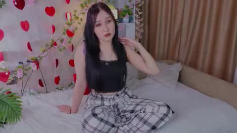 Snapshot of ariellemckoon chatting on 02-25-26, 05:06 Dee online show from 02-25-26, 05:06