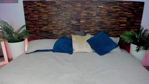 Snapshot of ariiaa_1 chatting on 12-17-25, 10:21 ARIANNA online show from 12-17-25, 10:21