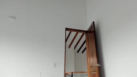 Snapshot of arilw1 chatting on 04-16-26, 01:45 Ari online show from 04-16-26, 01:45