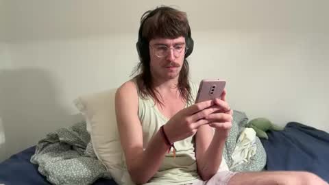 Snapshot of aristae chatting on 10-19-25, 01:23 Ariste online show from 10-19-25, 01:23