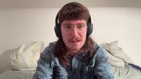 Snapshot of aristae chatting on 10-23-25, 01:54 Ariste online show from 10-23-25, 01:54