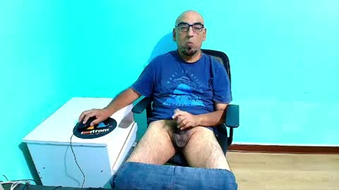 Snapshot of arnelux72 chatting on 06-05-26, 06:42 arnelux72 online show from 06-05-26, 06:42