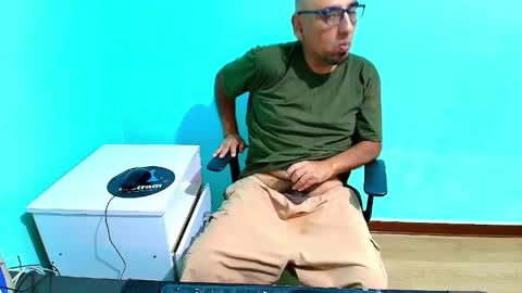 Snapshot of arnelux72 chatting on 06-08-26, 05:19 arnelux72 online show from 06-08-26, 05:19