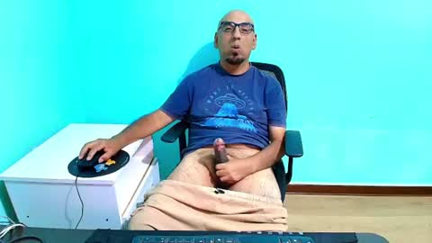 Snapshot of arnelux72 chatting on 06-19-26, 06:29 arnelux72 online show from 06-19-26, 06:29