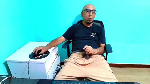Snapshot of arnelux72 chatting on 06-30-26, 05:30 arnelux72 online show from 06-30-26, 05:30