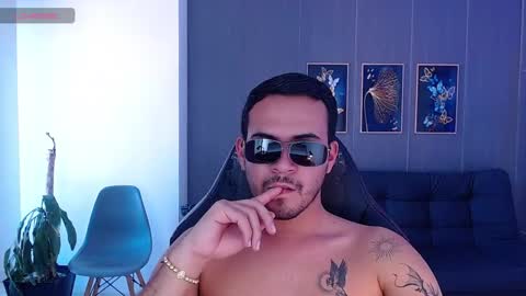 Snapshot of arontrey21_ chatting on 10-06-25, 09:01 Adrian online show from 10-06-25, 09:01