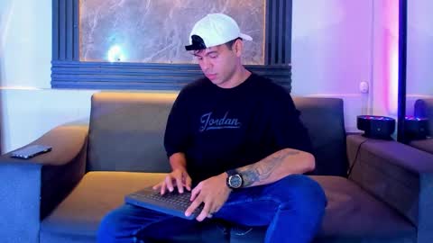 Aroon   online show from 11-08-25, 12:16