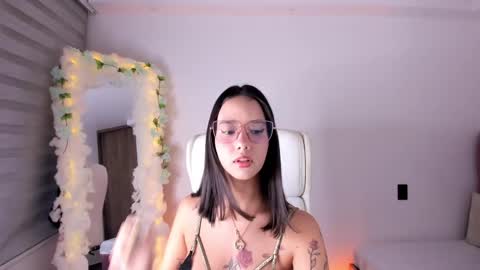 Snapshot of artbelia chatting on 02-17-25, 01:47 Lia Rose online show from 02-17-25, 01:47