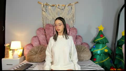 Snapshot of artbelia chatting on 11-28-25, 01:19 Lia Rose online show from 11-28-25, 01:19