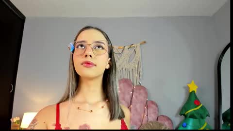 Snapshot of artbelia chatting on 12-01-25, 01:21 Lia Rose online show from 12-01-25, 01:21