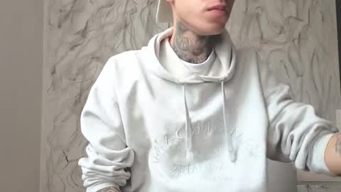   online show from 10-11-25, 03:32