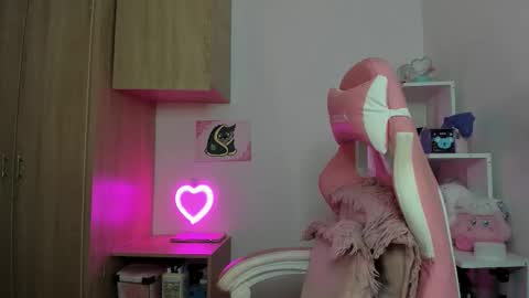 Snapshot of artic_love chatting on 10-28-25, 05:11 Lenna online show from 10-28-25, 05:11