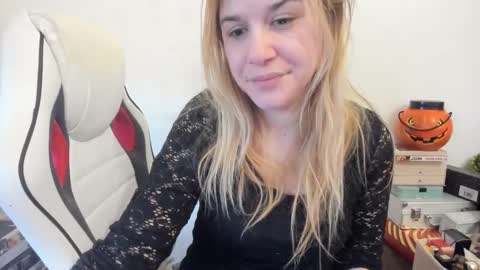 Snapshot of artsyandcraftsy_ chatting on 02-11-25, 12:27 MIA online show from 02-11-25, 12:27