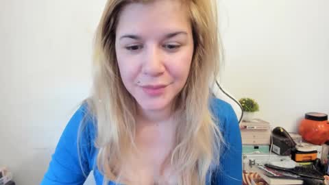 Snapshot of artsyandcraftsy_ chatting on 02-14-25, 10:17 MIA online show from 02-14-25, 10:17