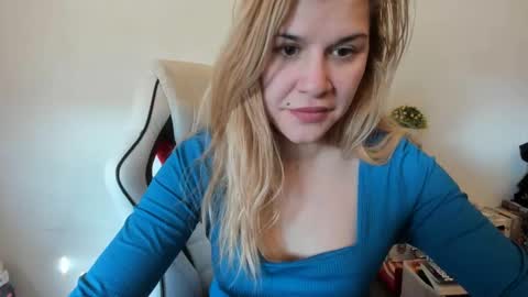 Snapshot of artsyandcraftsy_ chatting on 02-19-25, 12:44 MIA online show from 02-19-25, 12:44
