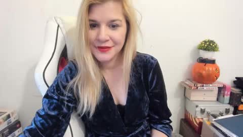 Snapshot of artsyandcraftsy_ chatting on 02-21-25, 04:16 MIA online show from 02-21-25, 04:16