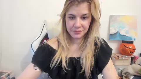 Snapshot of artsyandcraftsy_ chatting on 02-26-25, 02:36 MIA online show from 02-26-25, 02:36