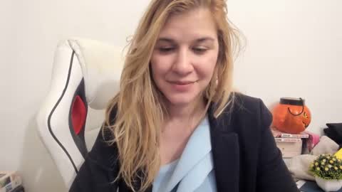 Snapshot of artsyandcraftsy_ chatting on 03-01-25, 12:17 MIA online show from 03-01-25, 12:17