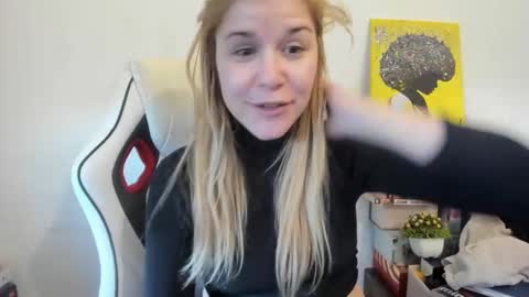 Snapshot of artsyandcraftsy_ chatting on 03-02-25, 03:59 MIA online show from 03-02-25, 03:59