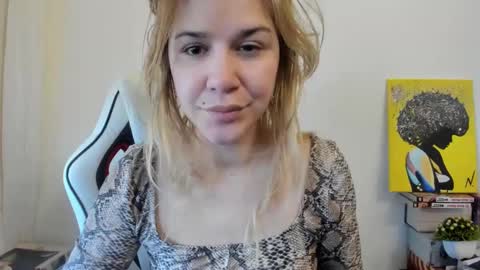 Snapshot of artsyandcraftsy_ chatting on 03-08-25, 08:44 MIA online show from 03-08-25, 08:44