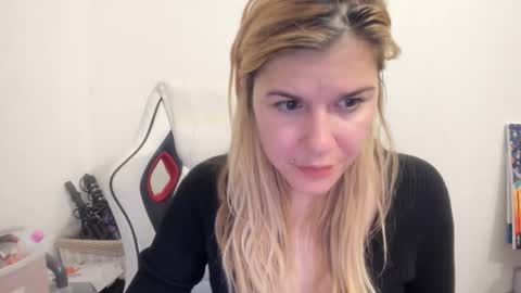 Snapshot of artsyandcraftsy_ chatting on 09-30-25, 10:59 MIA online show from 09-30-25, 10:59
