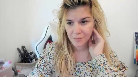 Snapshot of artsyandcraftsy_ chatting on 10-01-25, 11:05 MIA online show from 10-01-25, 11:05