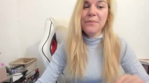 Snapshot of artsyandcraftsy_ chatting on 10-11-25, 06:01 MIA online show from 10-11-25, 06:01