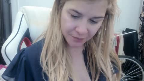 Snapshot of artsyandcraftsy_ chatting on 10-15-25, 08:47 MIA online show from 10-15-25, 08:47