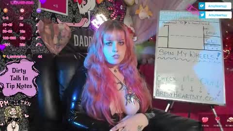 Snapshot of artsyheartsyy chatting on 11-18-25, 01:33 ArtsyHeartsyy online show from 11-18-25, 01:33