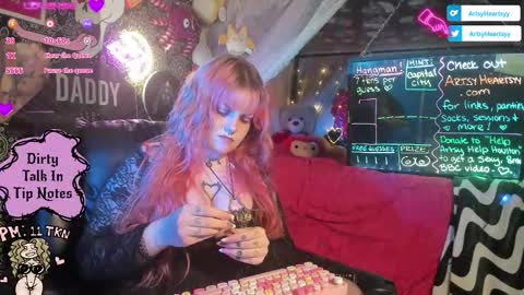 Snapshot of artsyheartsyy chatting on 12-02-25, 01:44 ArtsyHeartsyy online show from 12-02-25, 01:44