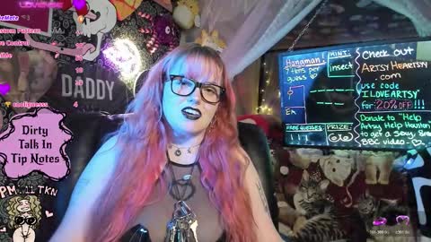 Snapshot of artsyheartsyy chatting on 12-18-25, 01:55 ArtsyHeartsyy online show from 12-18-25, 01:55