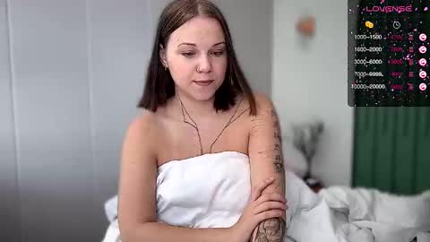 Arya brunett and Cassie blond online show from 10-17-25, 02:15