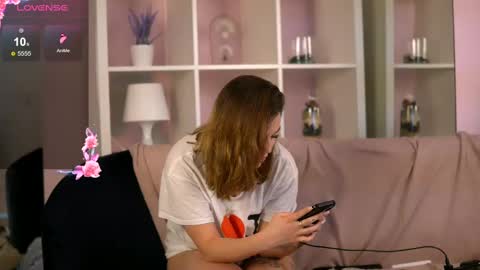 Snapshot of aryadeluna chatting on 02-24-25, 03:12 Lunaa online show from 02-24-25, 03:12