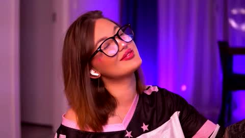Snapshot of aryadeluna chatting on 10-07-25, 12:41 Lunaa online show from 10-07-25, 12:41