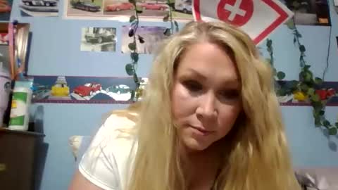 Snapshot of ash0ley chatting on 10-29-25, 08:32 ash0ley online show from 10-29-25, 08:32