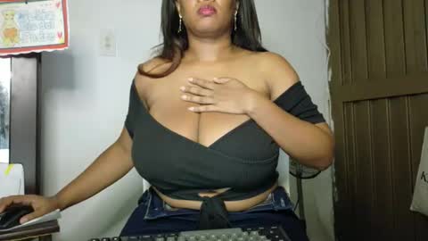 Snapshot of ashanty_1012 chatting on 04-11-26, 10:25 ashanty_1012 online show from 04-11-26, 10:25