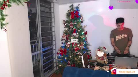 Snapshot of ashely_ryan24 chatting on 12-17-25, 11:44 Ashley And Ryan online show from 12-17-25, 11:44