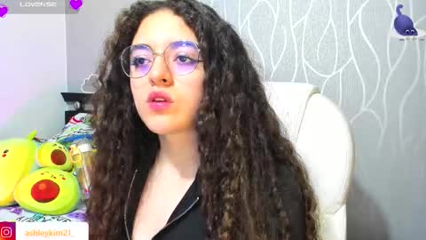 Snapshot of ashleykiim_ chatting on 11-15-25, 01:03 .. Ashley .. online show from 11-15-25, 01:03