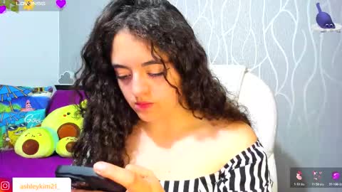 Snapshot of ashleykiim_ chatting on 12-17-25, 01:22 .. Ashley .. online show from 12-17-25, 01:22